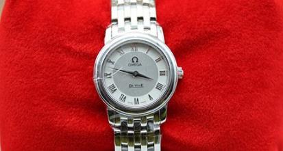 歐米茄月相怎么調年份？(年份的調節方法)