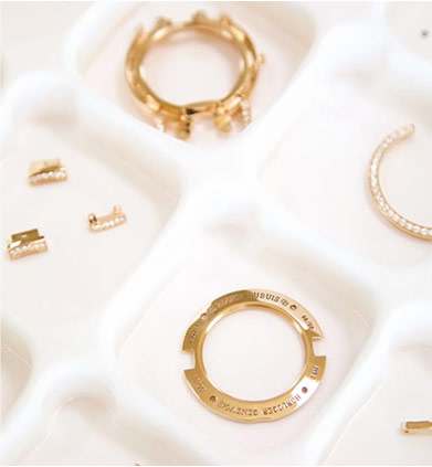 歐米茄售后維修服務(wù)中心-零件清洗完畢后將機(jī)芯裝入表殼并進(jìn)行檢測